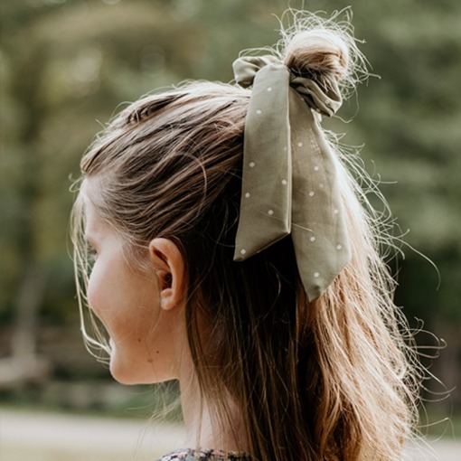 Bows by Stær Longbow Scrunchie, Dusty Green med Dots