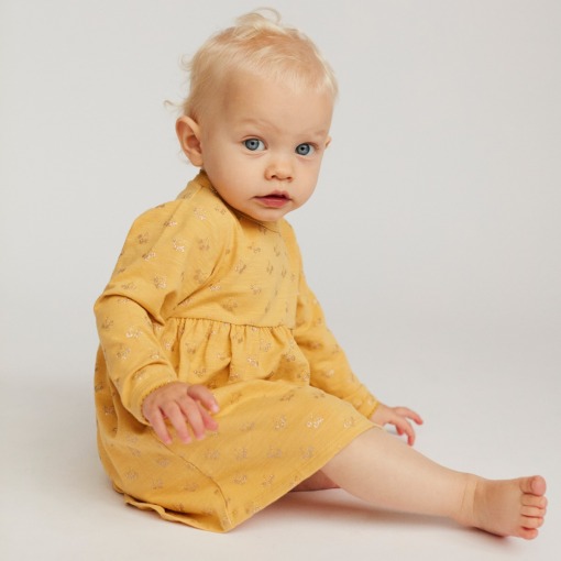 Petit By Sofie Schnoor baby kjole, Synne, Gul med Glimmer, Model